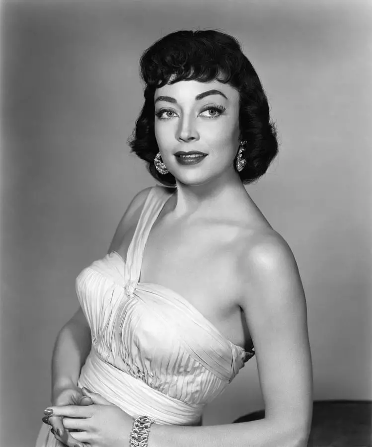 How tall is Marie Windsor?